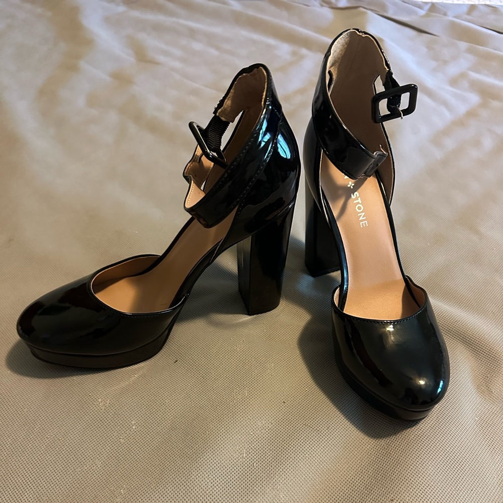 Black pumps